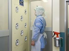 工場内へ入室する際、衛生管理を徹底しています。