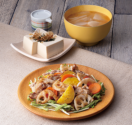 根菜と豚肉の焼きサラダ~MCTオイル入り玉葱ドレッシング~